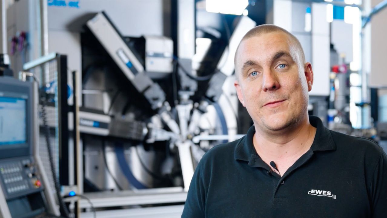 Peter Josefsson, underhållschef på EWES AB, framför den helservostyrda maskinen från Bihler.