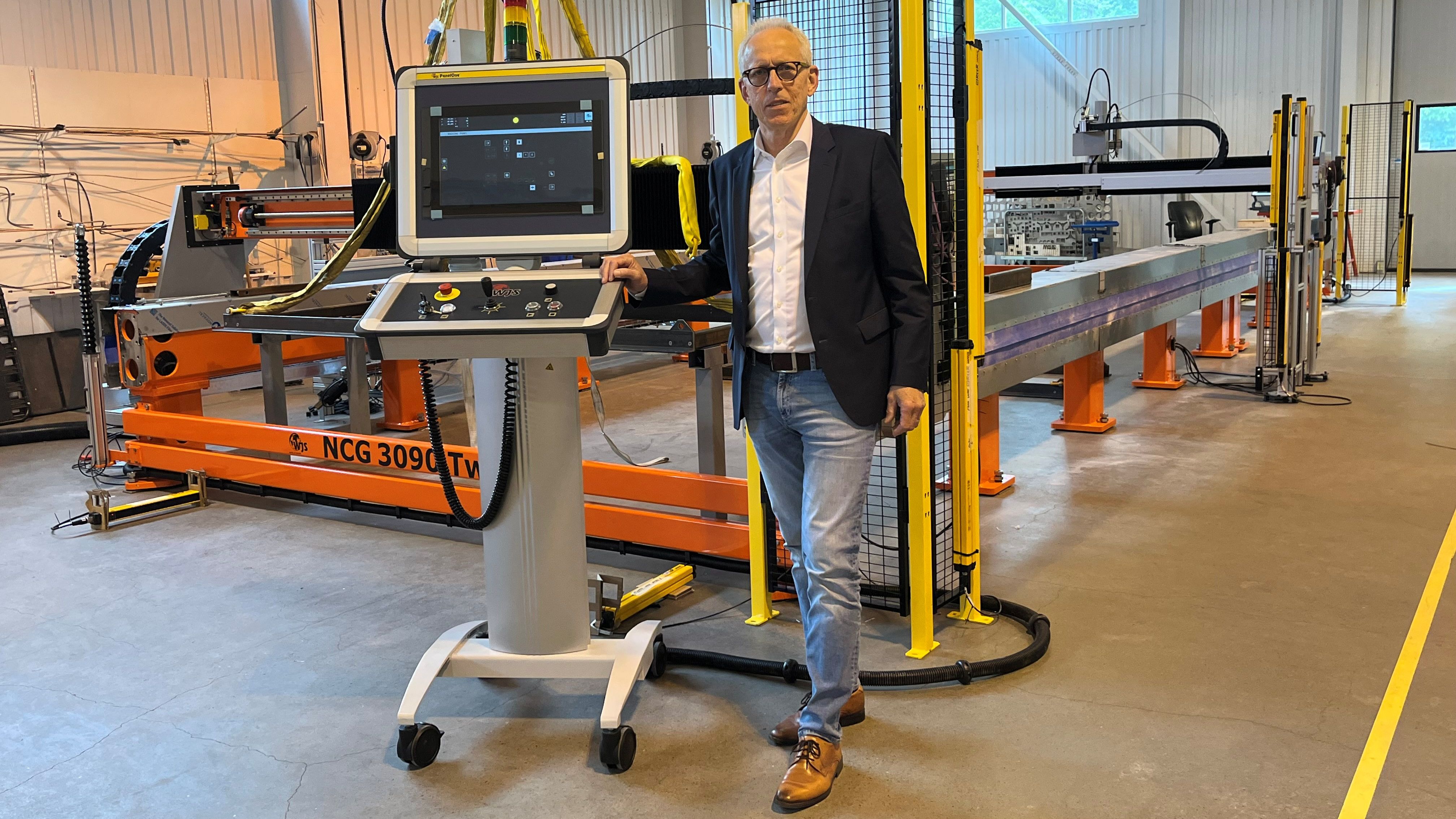 Lennart Svensson, vd för Water Jet Sweden, vid den nya Grand Twin-maskinen som kombinerar två arbetszoner i samma vattenskärsystem.