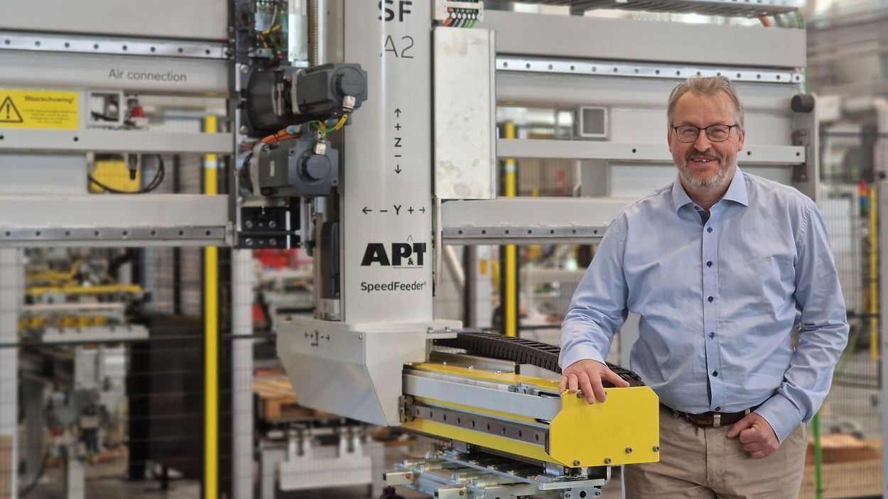 Med rätt automation och integration kan vi ofta fördubbla produktionen med samma pressar som redan står på plats, säger Jörgen Theander, Product Manager Automation på AP&T.