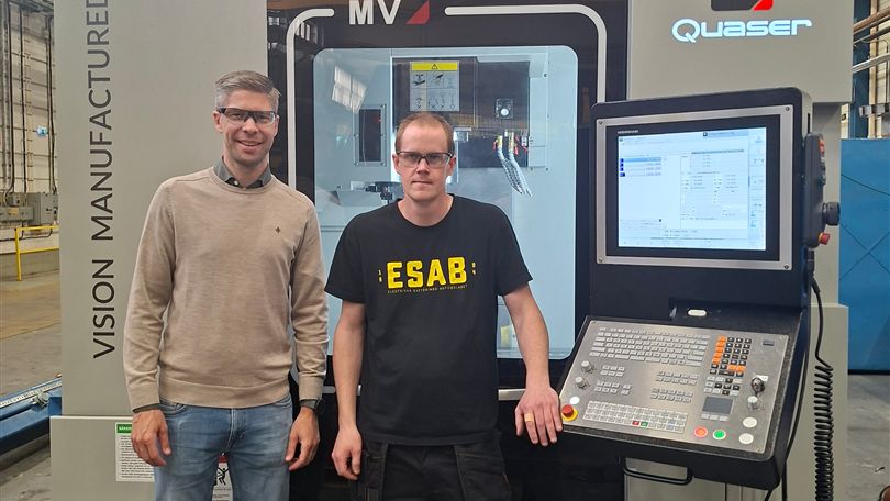 Philip Landh och Robin Eriksson framför den nyinstallerade QUASER MV3 som ska stärka precisionen och effektiviteten i ESABs produktion i Laxå.