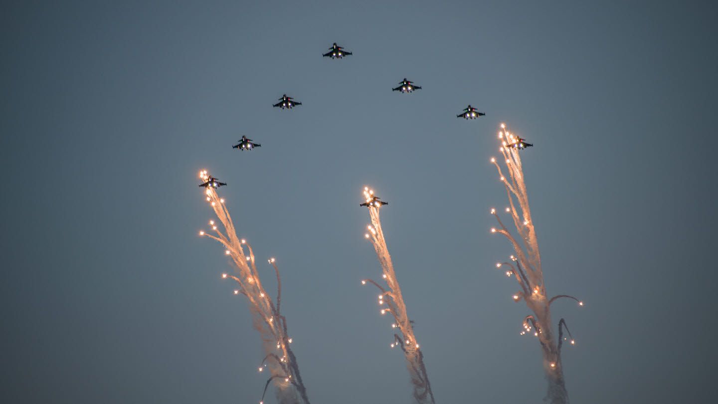 Nordiskt stridsflyg formar årets julgran i luften