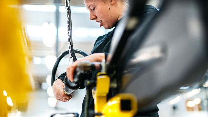 Inköpschefsindex backade till 53,6 i maj, men fortsatt god fart i industrin