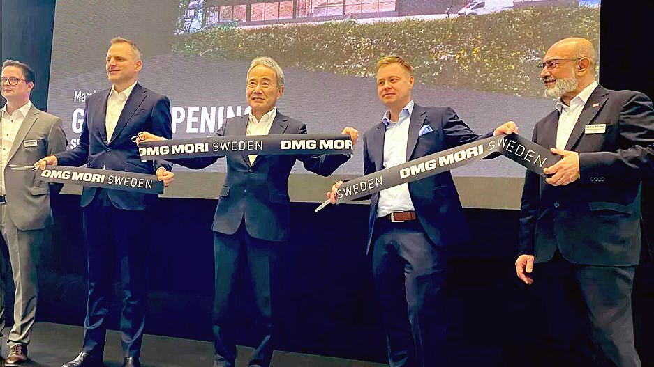 Det nya showroomet och techcentret invigdes den 19 mars i Västra Frölunda utanför Göteborg, i närvaro av kunder, partners och koncernledning, däribland Dr. Masahiko Mori (i mitten i bild).